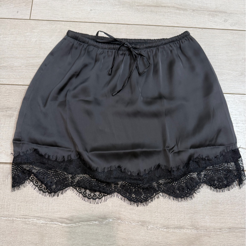 Chic Black Lace Hem Mini Skirt